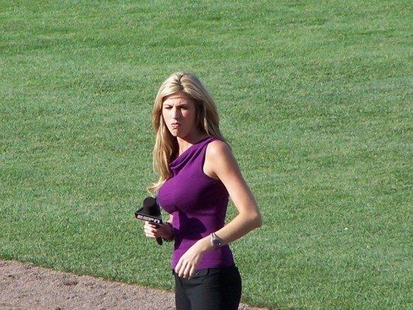 Erin andrews, journaliste sportive pleine de vie, est magnifique.
 #73788087