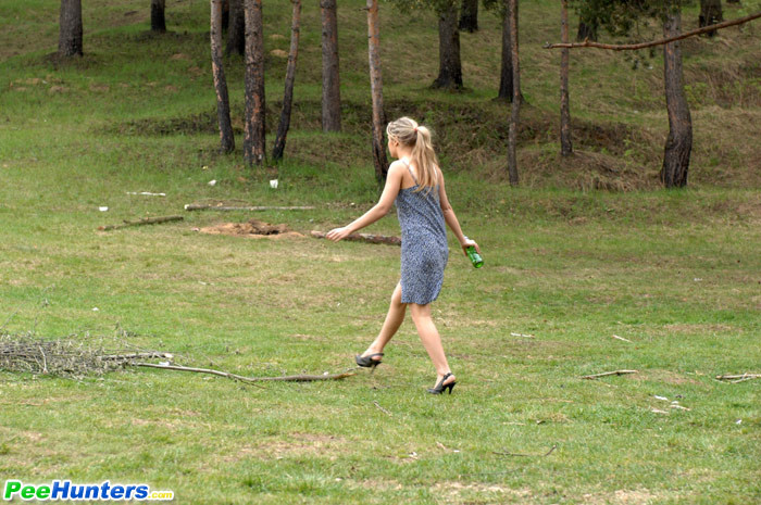 Dreamboat giovane carino piscia su una radura della foresta
 #78691544