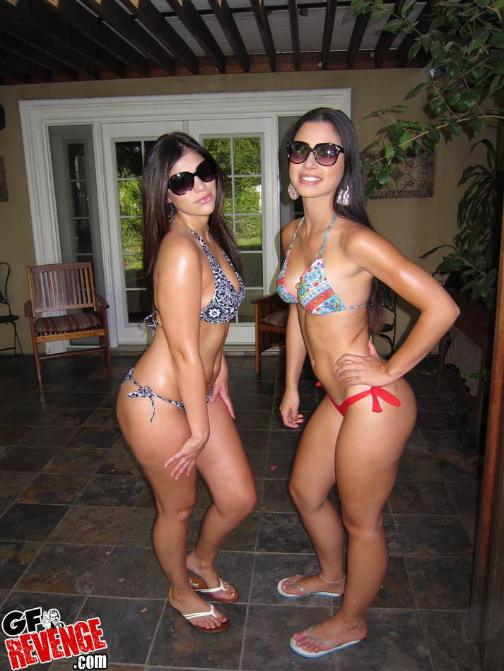 Grosses et rondes fesses de copines amatrices latines en bikinis string
 #70266238