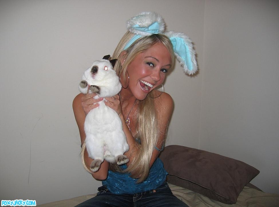 Busty foxy jacky gioca con bunny in pix fatto in casa
 #78668029