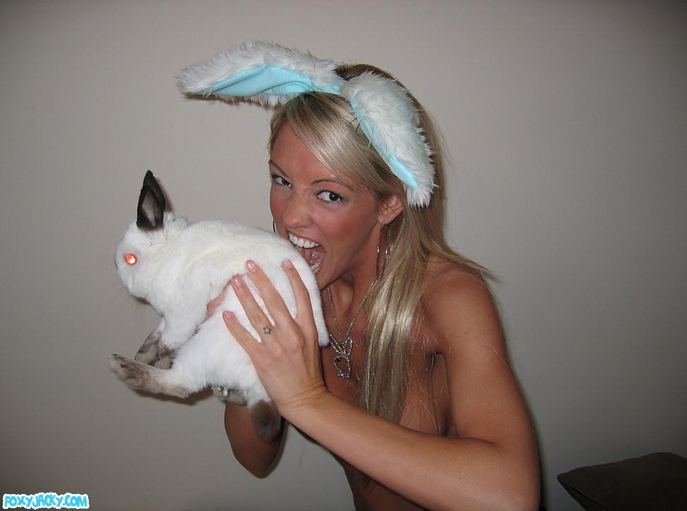 Busty foxy jacky gioca con bunny in pix fatto in casa
 #78668059