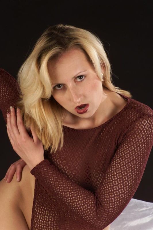 Big Tit Blondine in engen Top Ausbreitung ihrer rosa snatch
 #73939890