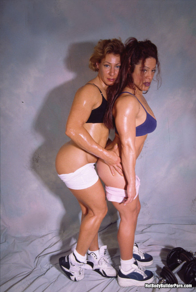 Sexy Bodybuilder-Damen lecken sich gegenseitig
 #74609628