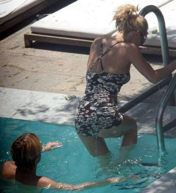 Jessica simpson junto a la piscina fotos paparazzi y upskirt
 #75442155