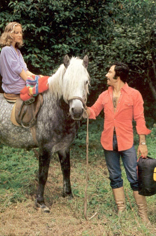 Busty retro Dame gefickt von einem Kerl auf einem Pferd
 #77323956