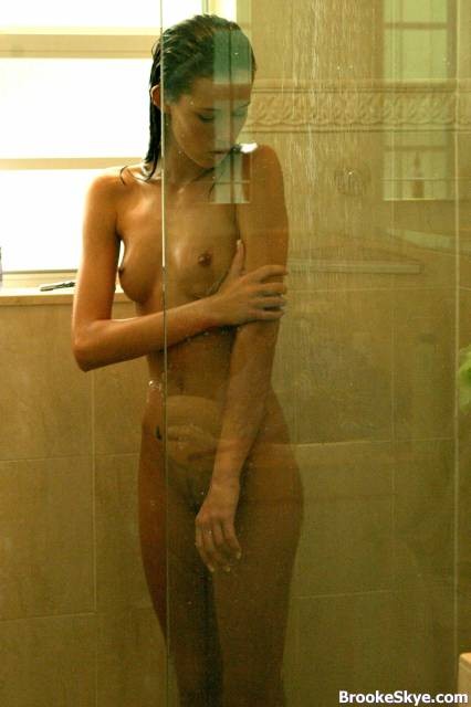シャワーでタイトなセクシーなティーン
 #78961503
