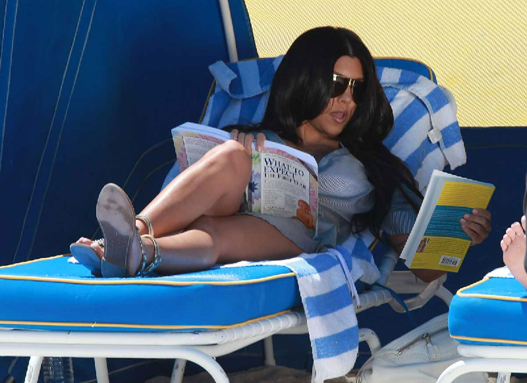Kim Kardashian zeigt riesige Brüste im Bikini am Strand
 #75354528