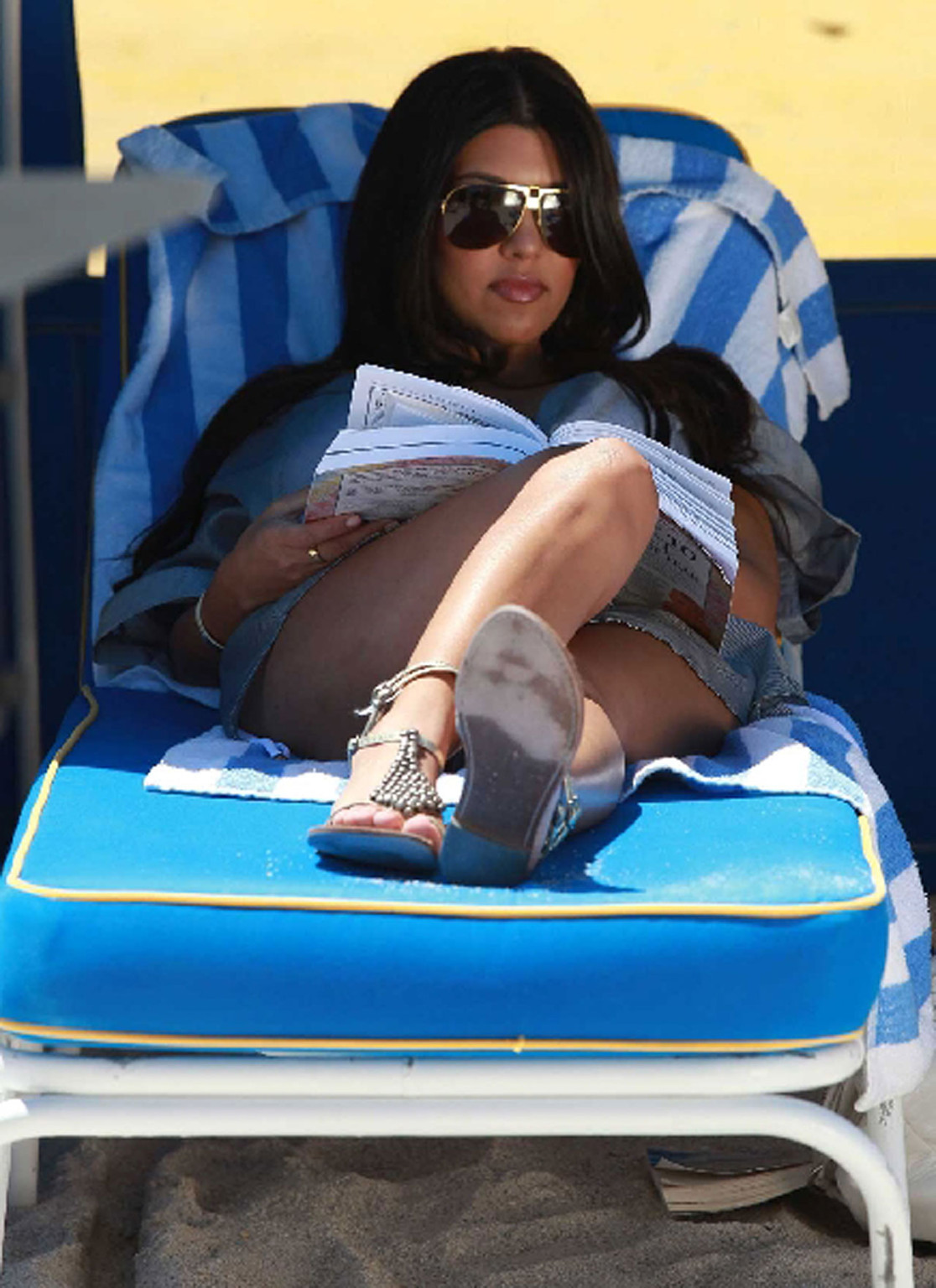 Kim Kardashian mostrando enormi tette in bikini sulla spiaggia
 #75354539