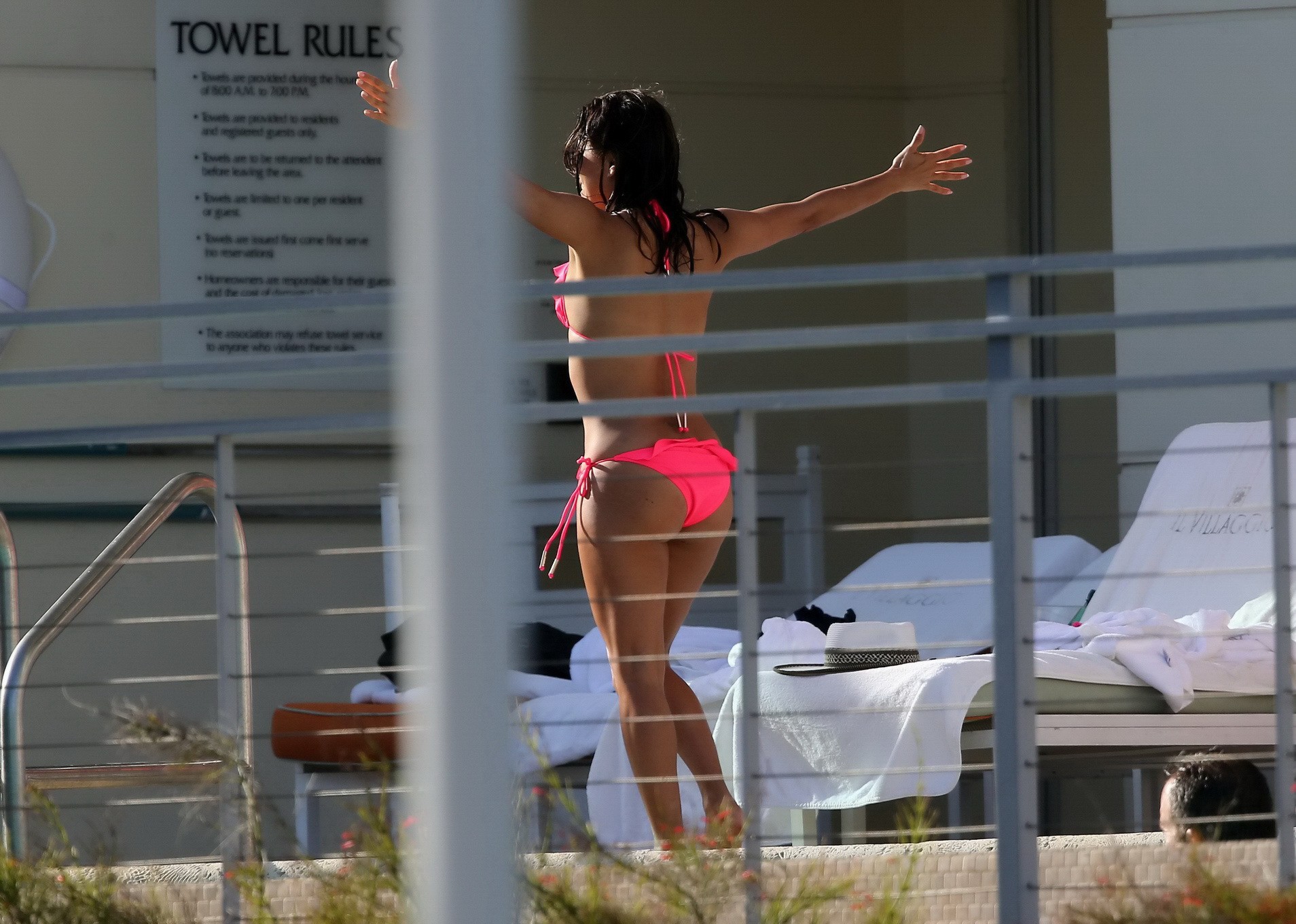 Eva Longoria zeigt ihren fabelhaften Körper in einem heißen rosa Bikini am Pool in Miami
 #75167799