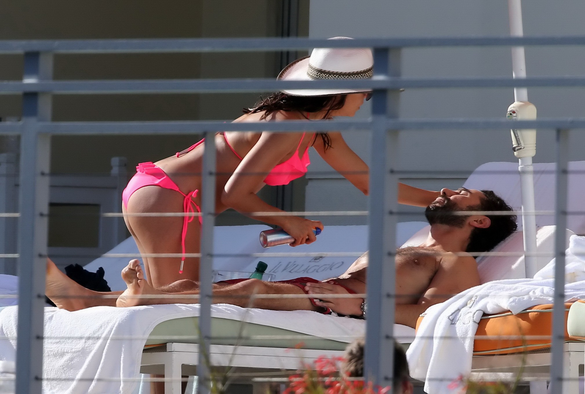 Eva longoria exhibe son fabuleux corps dans un bikini rose vif au bord d'une piscine à miami
 #75167877