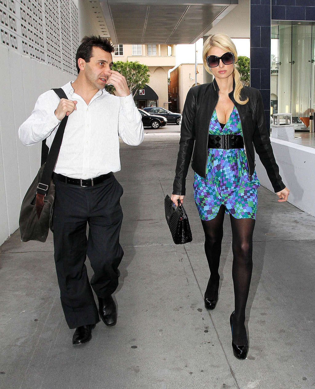 Paris Hilton che mostra le sue mutandine upskirt sulla strada e le sue tette
 #75358509