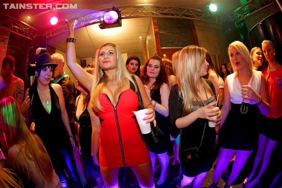 Amatrices baisant des stripteaseurs lors d'une fête hardcore
 #67447629