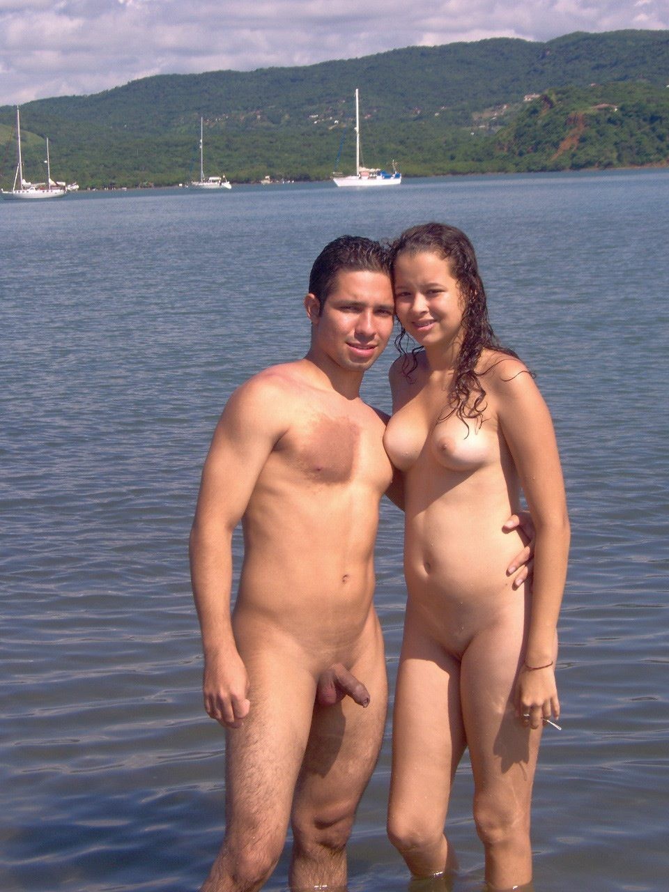 Guarda una ragazza nuda in spiaggia che abbronza il suo corpo caldo
 #72242790