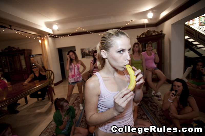 College-Mädchen ist nackt und nimmt harten Schwanz in ihre Kehle
 #74546357