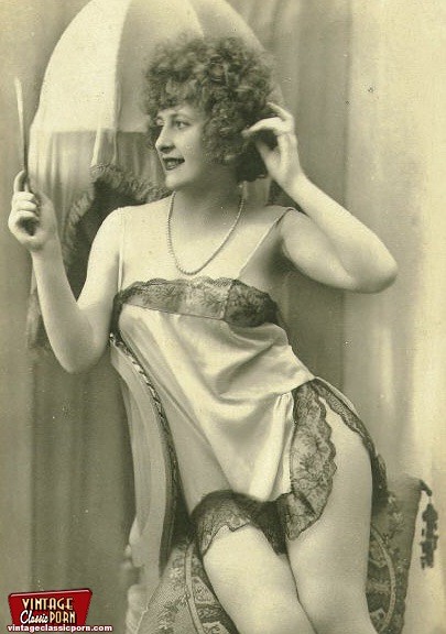 Plusieurs jolies femmes montrant leur lingerie vintage sensuelle.
 #78489872