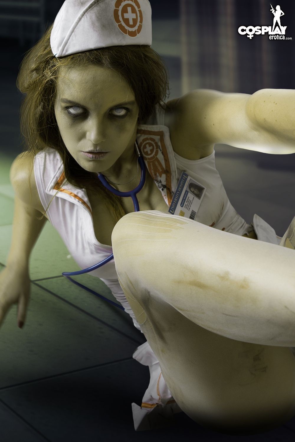 Cosplay con zombie morti che camminano in uniforme infermiera nuda
 #73223825