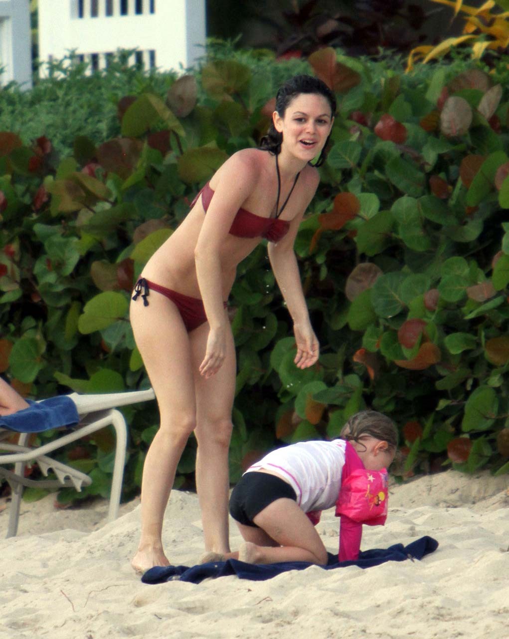 Rachel Bilson posa sulla spiaggia e mostra il suo corpo sexy in bikini
 #75307225