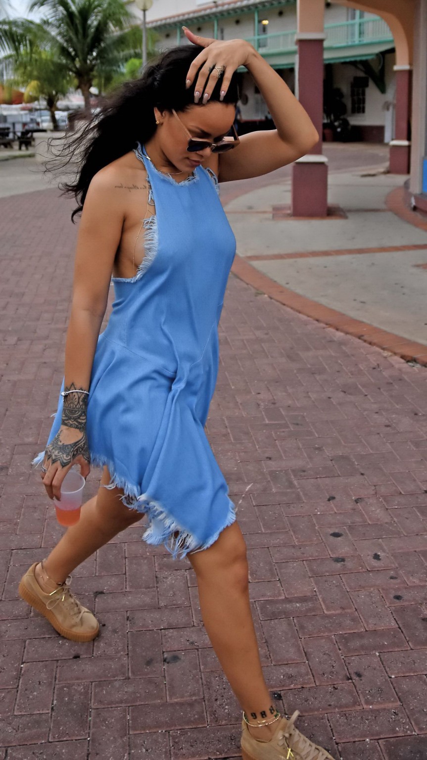 Rihanna enseñando las tetas laterales y los pokies en un diminuto vestido azul
 #75148342