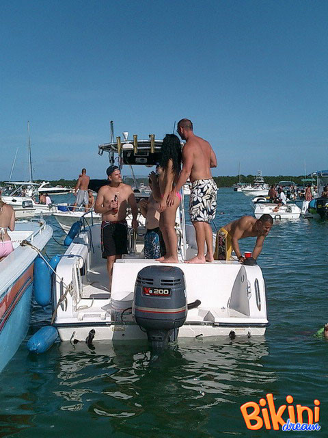 Mädchen werden verrückt bei Bootsregatta
 #73191649