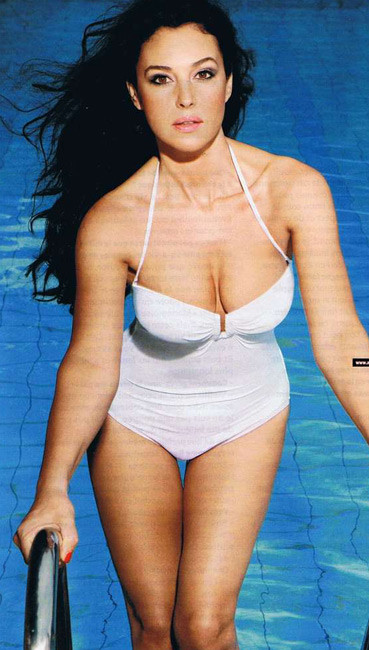 Célébrité Monica Bellucci nue dans diverses photos sexy
 #75405855