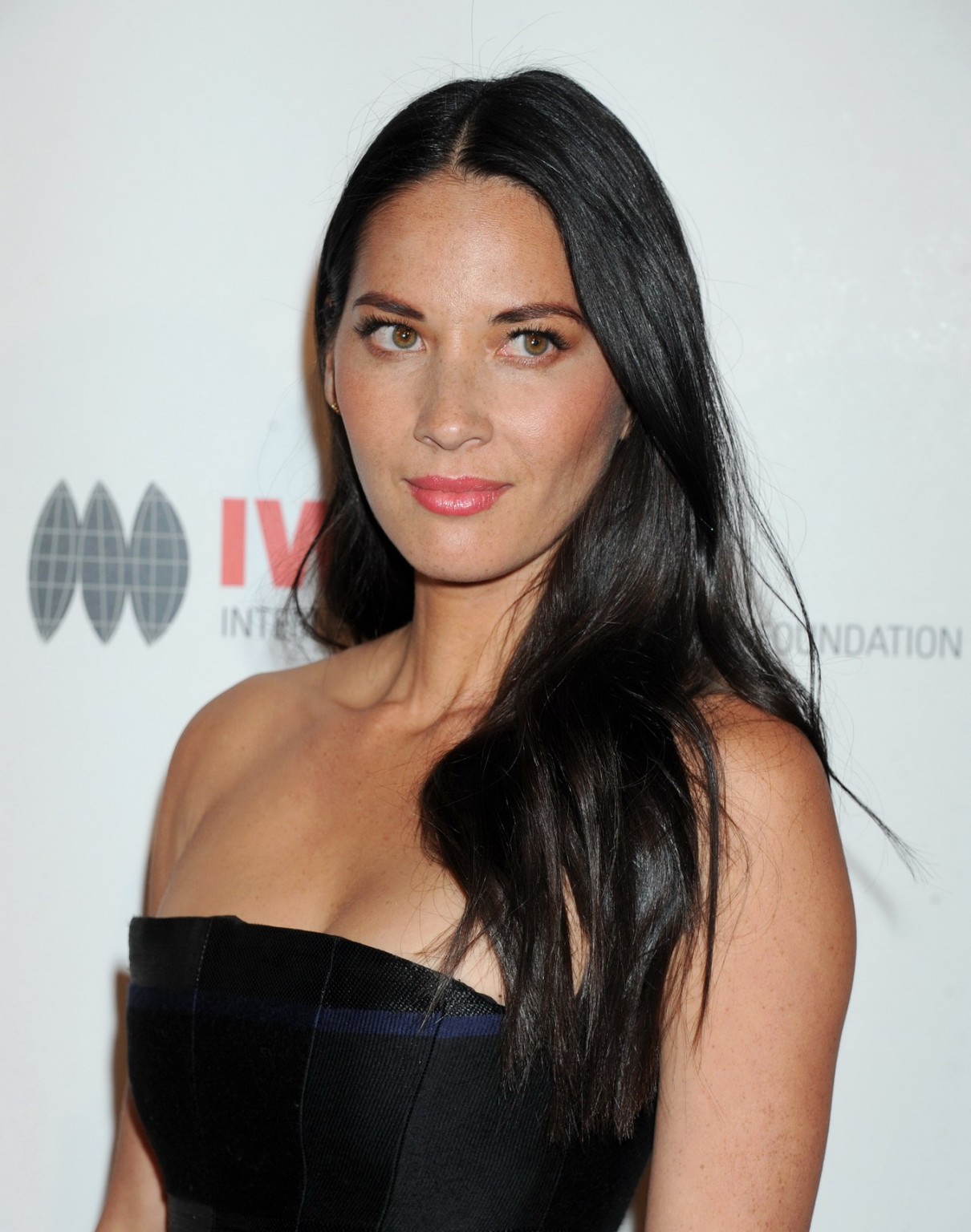 Olivia munn vollbusig und langbeinig im Röhrenminikleid
 #75150645