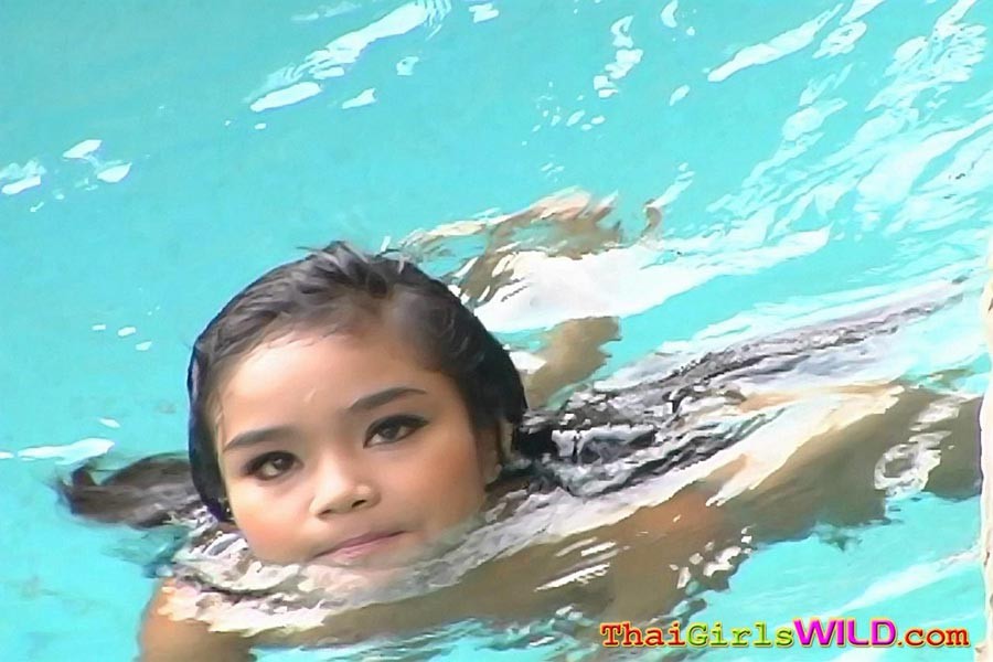 タイの小さなベイビー、パンニが外のプールで全裸で泳ぐ
 #69768580
