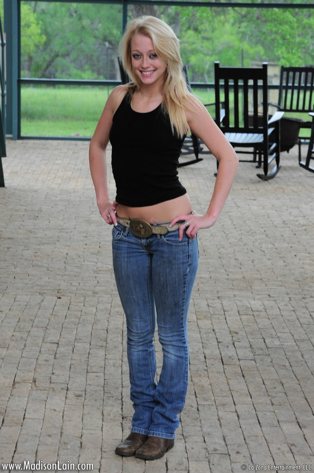 Joven rubia delgada jugando
 #78736557