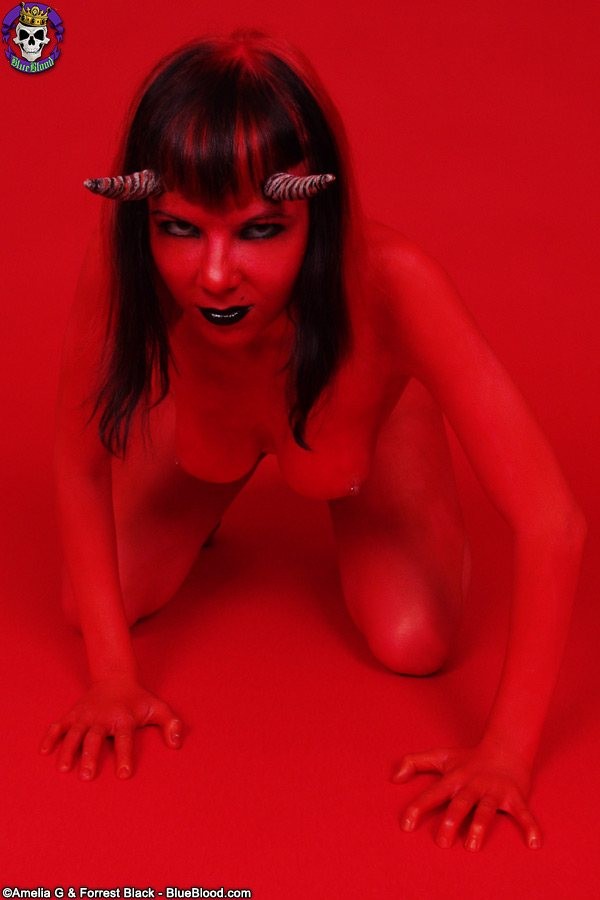 Red Devil zeigt ihre köstlichen Kurven und Muschi
 #72644534