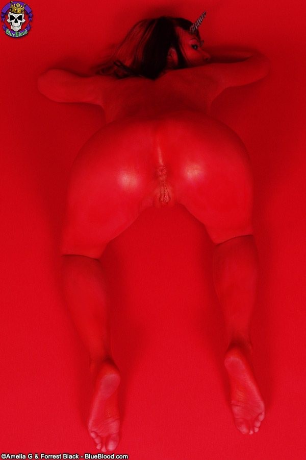 Red devil muestra sus deliciosas curvas y su coño
 #72644550