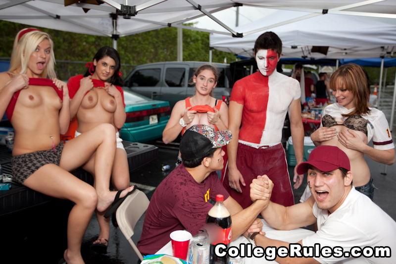 大学生が学校で酔っ払って裸でパーティーをする自作の写真
 #76780197