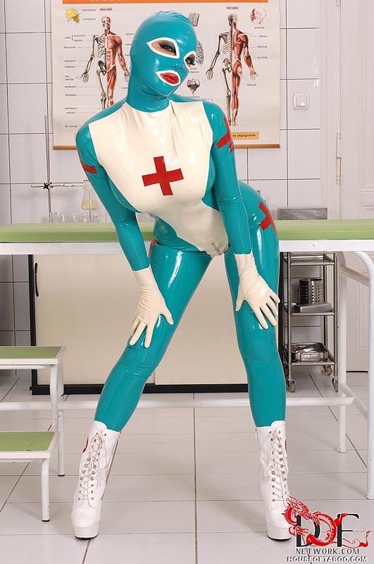 Clanddi jinkcego infirmière en latex se déchaîne en clinique sur lucy en latex
 #76498872