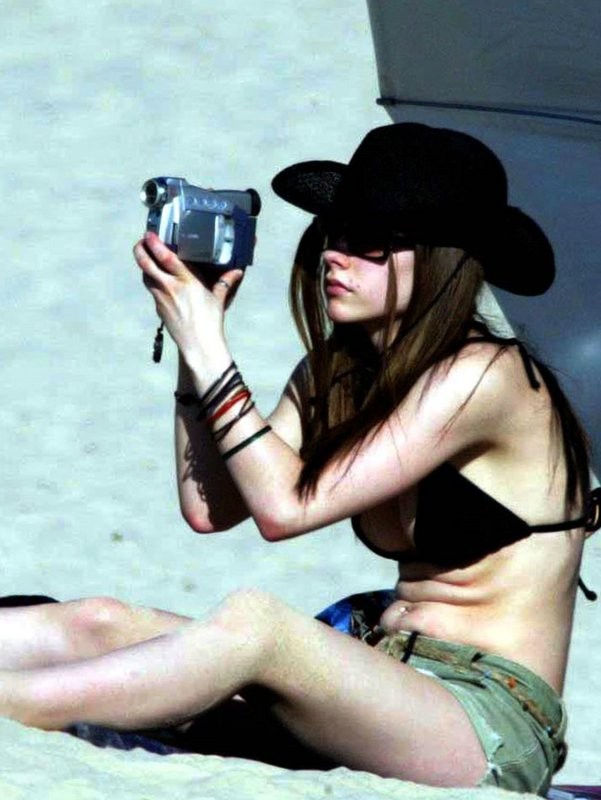 La petite célébrité Avril Lavigne montre enfin ses seins.
 #75444259