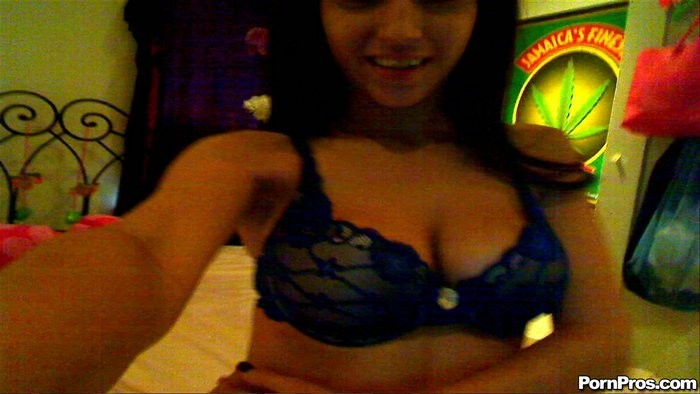 Hottie mit großen Titten zieht eine Show ab 
 #79352544