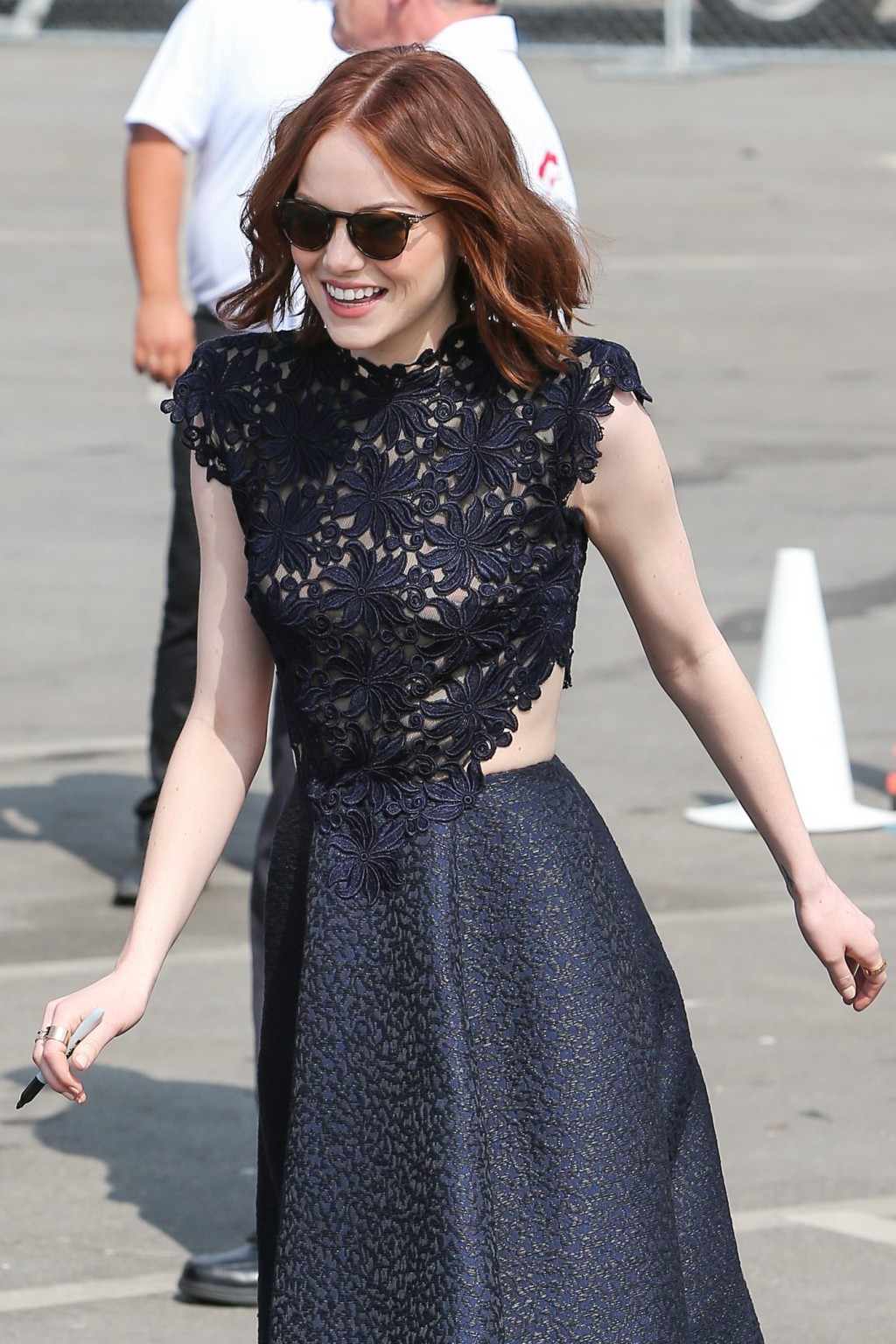 Emma stone portant une robe bleue transparente en dentelle lors de l'édition 2015 du film independent spirit a
 #75172337