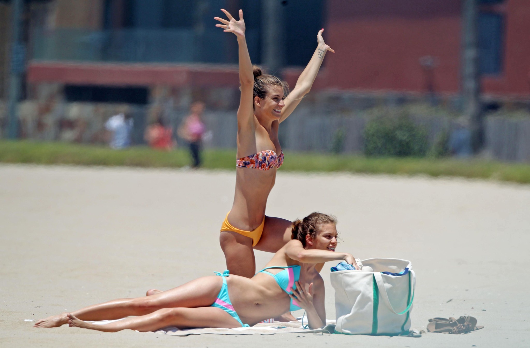 Rachel mccord tetona con un bikini de tubo en una playa de la
 #75230066