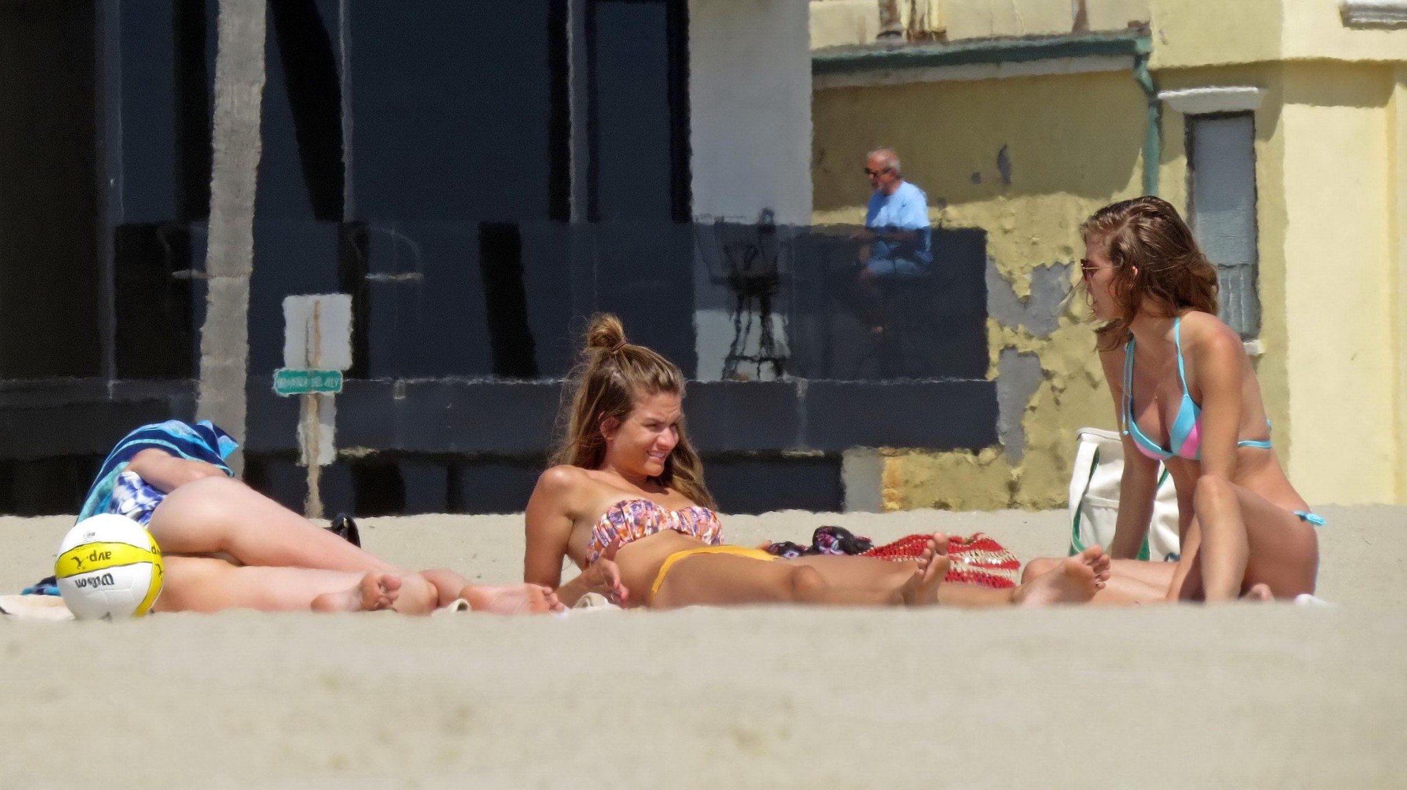 Rachel McCord vollbusig im Röhrenbikini am Strand in La
 #75230142