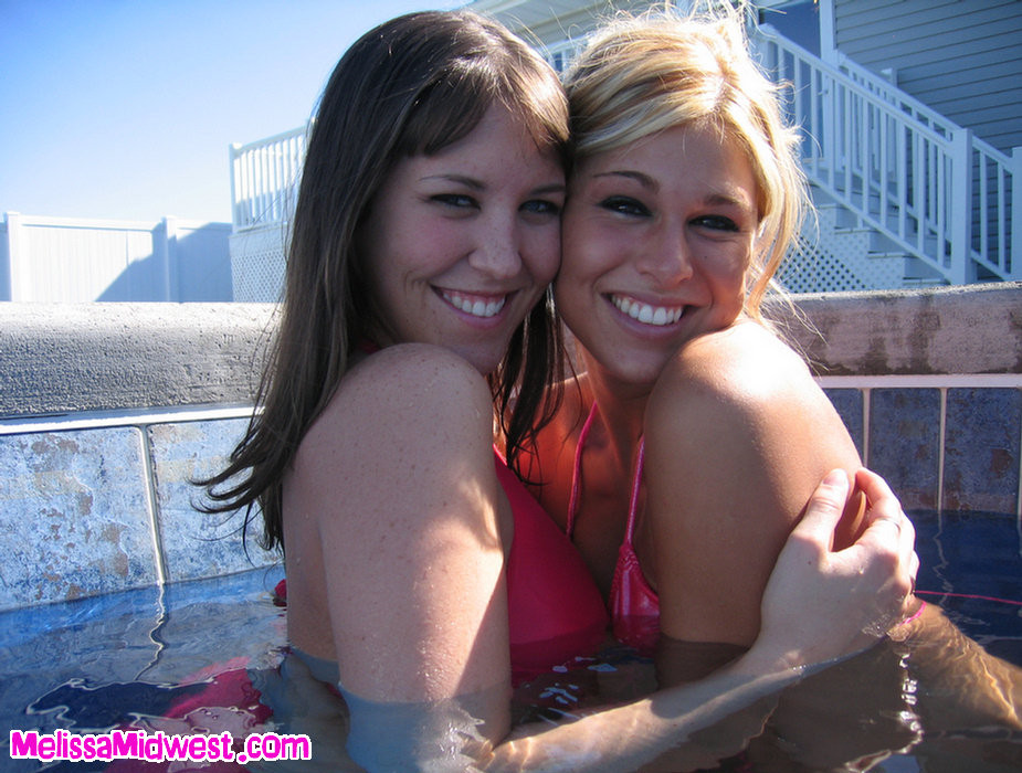 Melissa midwest con un amigo en la piscina
 #67319266