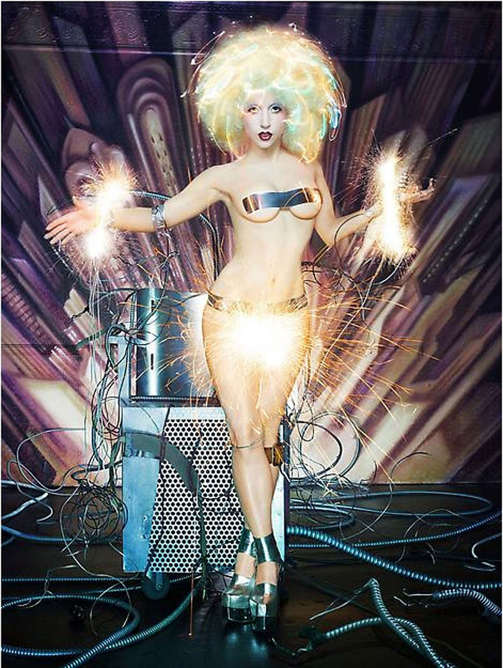 Lady Gaga pose toute nue pour un magazine et ses seins glissent sur la scène, photo paparazzi.
 #75368562