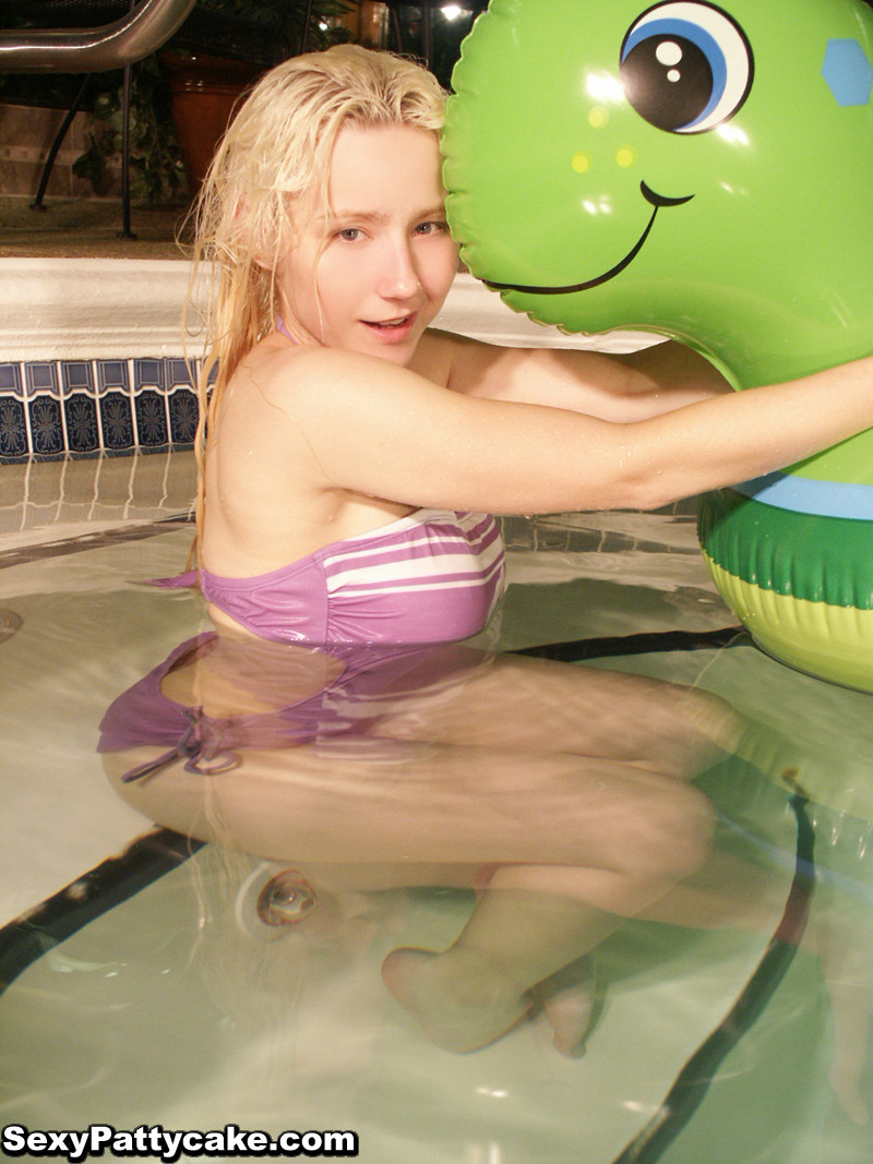 Une blonde aux gros seins se baigne avec un jouet de piscine
 #79477257