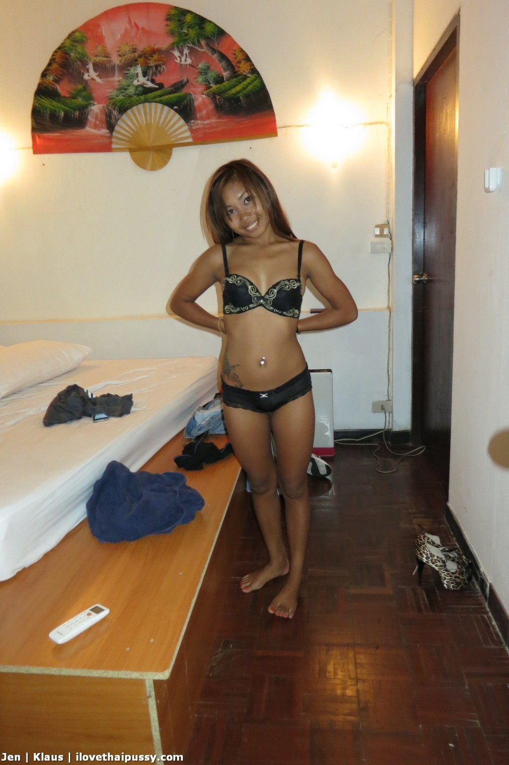 Hot thailändischen Bargirl Bareback kein Kondom Creampie Sex Tourist liebt asiatischen Babe
 #67671302