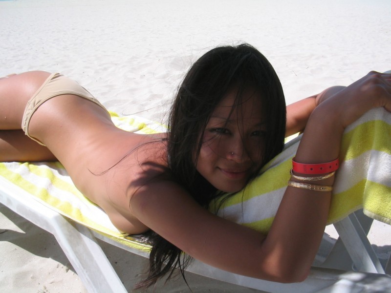 Diferentes fotos de una chica asiática caliente y sexy en la playa
 #68417308