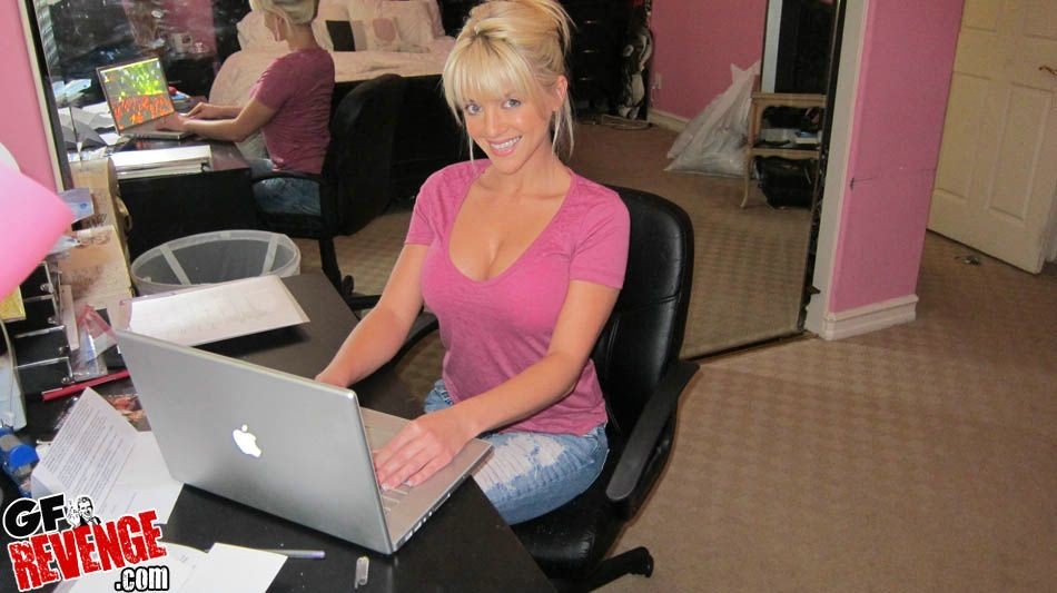 Blonde Freundin zeigt ihre Muschi in ihrem Heimbüro
 #67300410