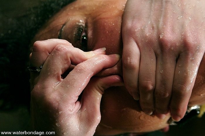 Annie cruz ligotée en latex et attachée par une corde, torturée à l'eau par une dominatrice.
 #71983933