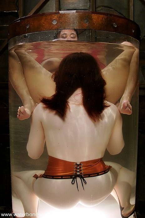 Annie cruz ligotée en latex et attachée par une corde, torturée à l'eau par une dominatrice.
 #71984006
