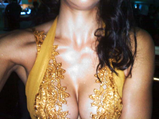 Adrianne Curry entblößt ihren sexy Körper und riesige Brüste auf privaten Fotos
 #75290404