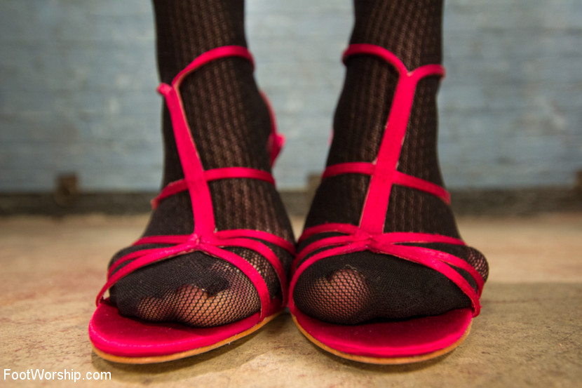 Vier heiße Vampire geben ihnen Orgasmen, bevor er einen Footjob darf!
 #75446420