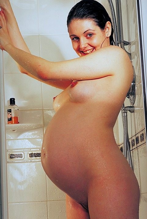 Una ragazza incinta nuda che si stuzzica e allarga la sua fica
 #76619430