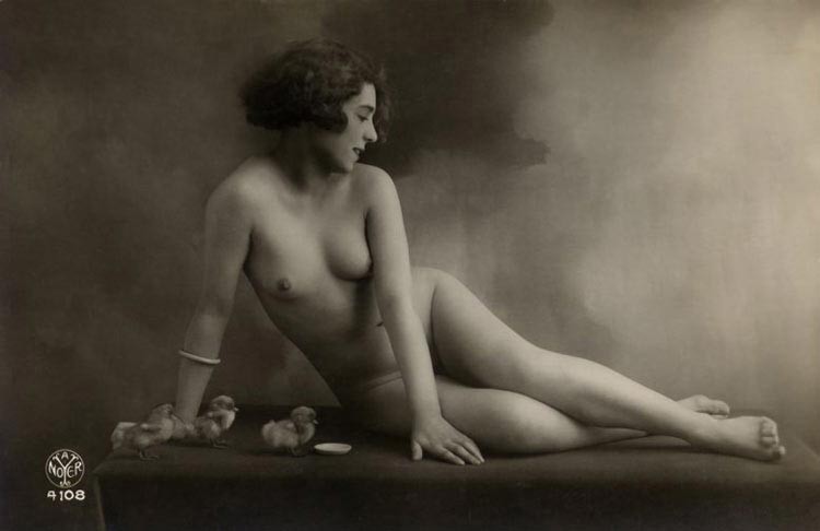 Schöne antike Sweetheart-Damen posieren in der 1900
 #77294337
