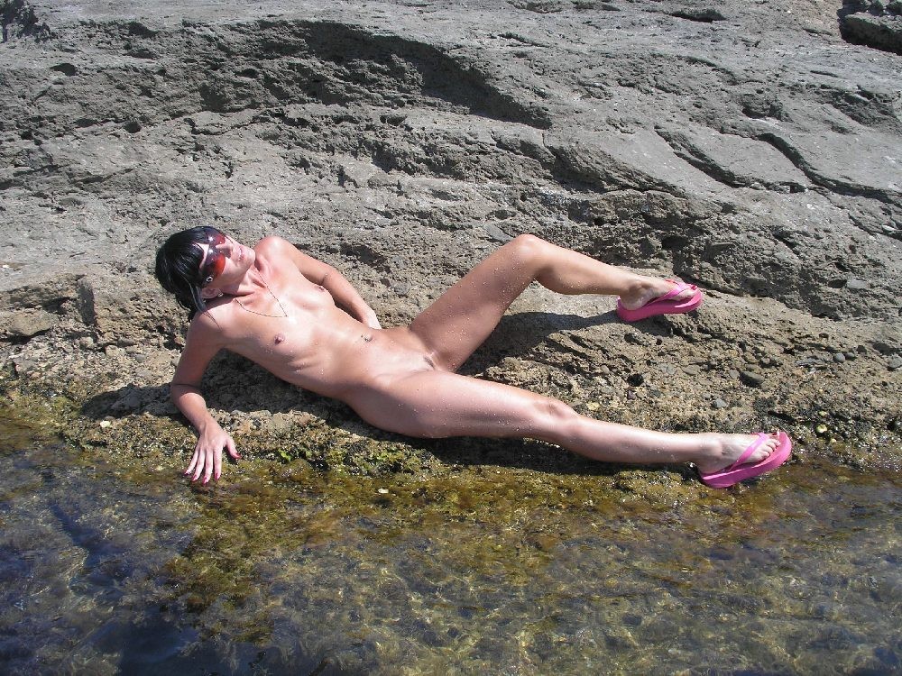 裸のビーチで楽しんでいるワイルドな女性
 #72250200