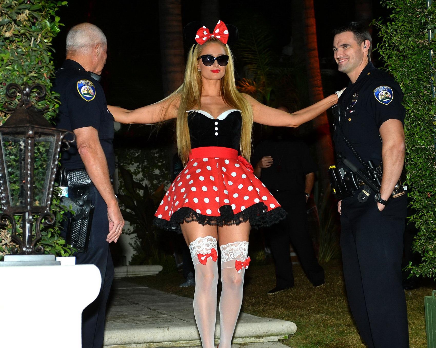 Paris Hilton vollbusig in einem Minnie-Maus-Kostüm auf der Casamigos Tequilas Halloween-Party
 #75182707